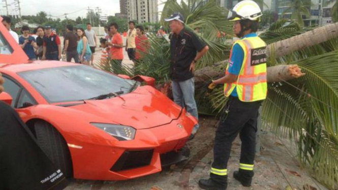 Lamborghini Aventador mengalami kecelakaan di Thailand