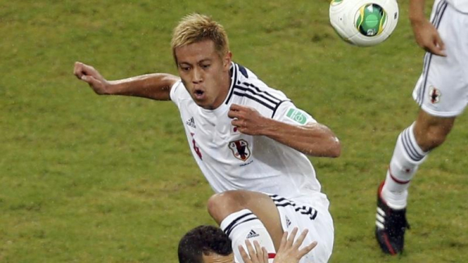 Pemain Jepang, Keisuke Honda (putih) di Piala Konfederasi 2013