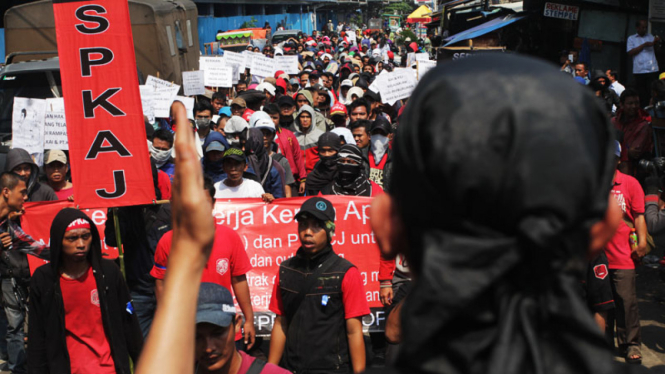 Aksi Unjuk Rasa Serikat Pekerja Kereta Api Jabodetabek