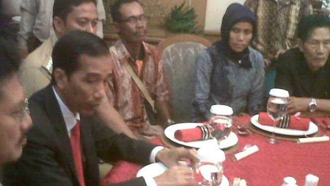 Jokowi makan siang dengan warga bantaran Waduk Pluit