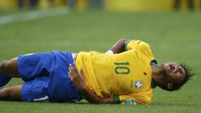 Pemain Brasil, Neymar, mengerang kesakitan
