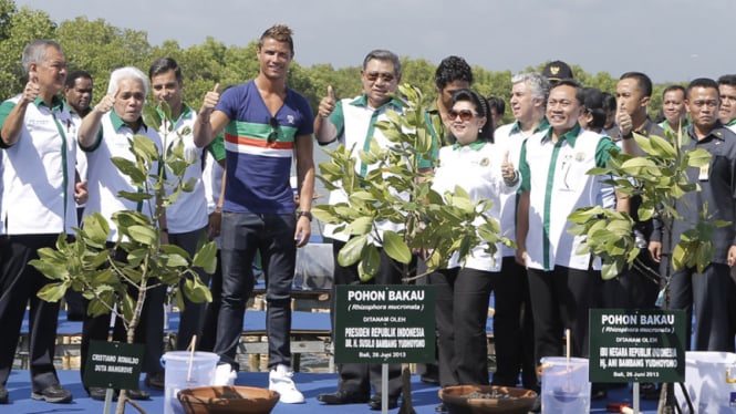 presiden SBY tanam mangrove bersama cristiano ronaldo 