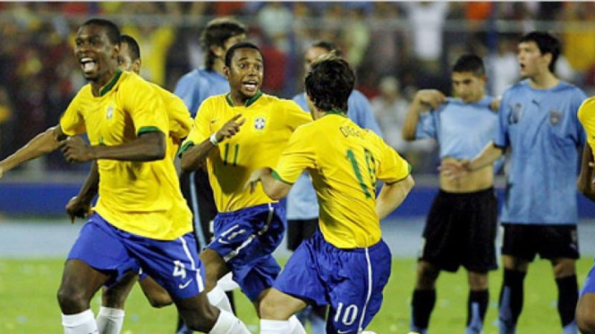 Pemain Brasil saat menang atas Uruguay di Copa America 2007