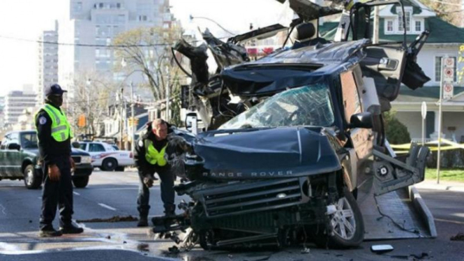 Range Rover mengalami kecelakaan di Toronto, Kanada