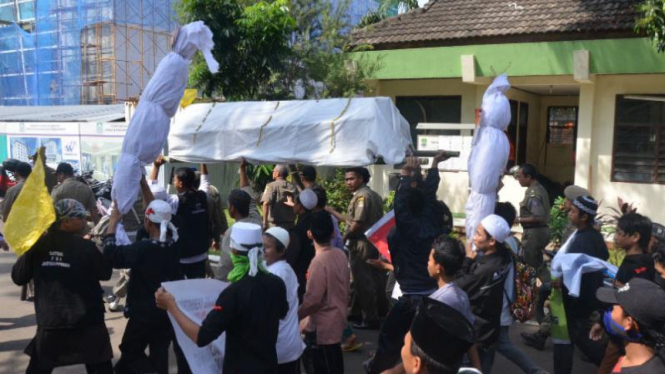 Demo penolakan pembangunan gereja di Bekasi, Jawa Barat.