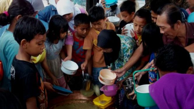 Warga berrebut bubur Suruh