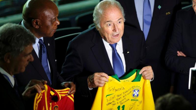 Presiden FIFA, Sepp Blatter saat memberikan tribut untuk Nelson Mandela