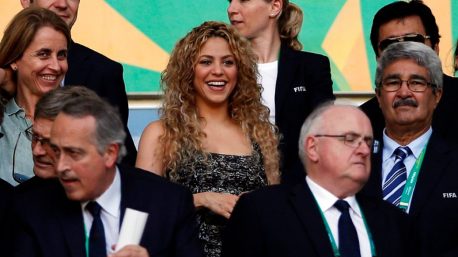 Shakira (tengah) saat menyaksikan pertandingan Spanyol