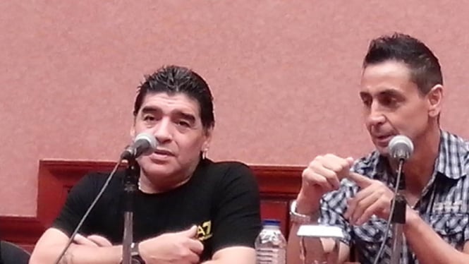 Diego Maradona (kiri)