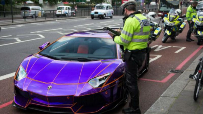 Lamborghini Aventador ditilang polisi London, Inggris