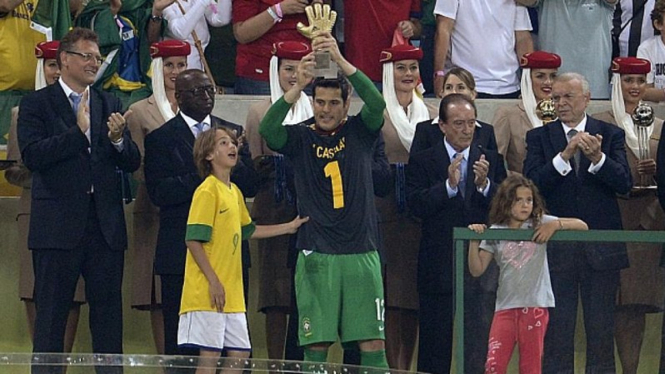 Julio Cesar menerima penghargaan kiper terbaik di Piala Konfederasi