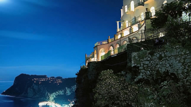 Hotel Caesar Augustus terselip di antara tebing Capri.