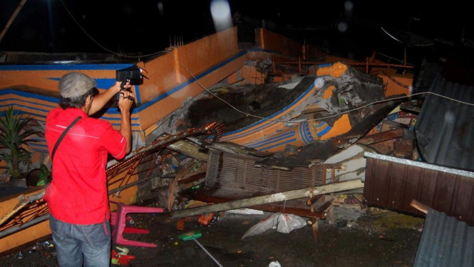 Rumah rusak akibat gempa di Aceh.