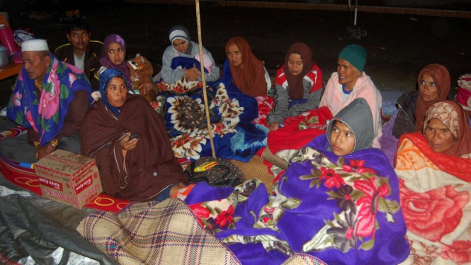 Warga mengungsi setelah gempa di Aceh