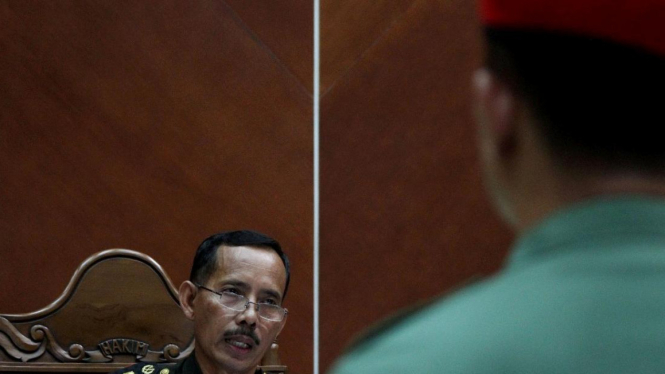 Hakim Ketua Pengadilan Militer, Letkol Joko Sasmito (kiri)