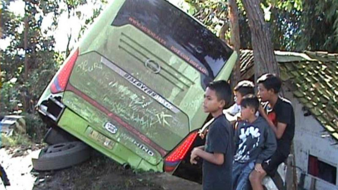 Akibat hilang kendali, Bus Murni Jaya hantam rumah warga di Garut, Jawa Barat. 