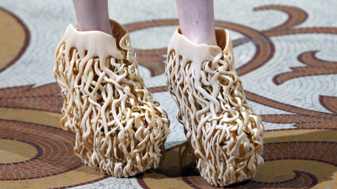 Sepatu rancangan Iris van Herpen