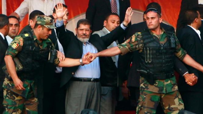 Mohamed Mursi saat dikawal pasukan kepresidenan Mesir