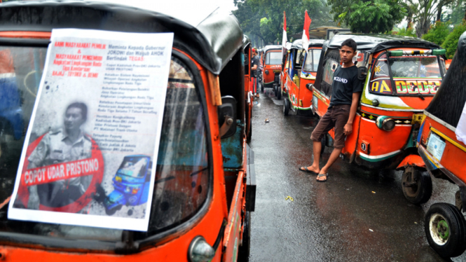 Aksi Unjuk Rasa Supir Bajaj di Balaikota