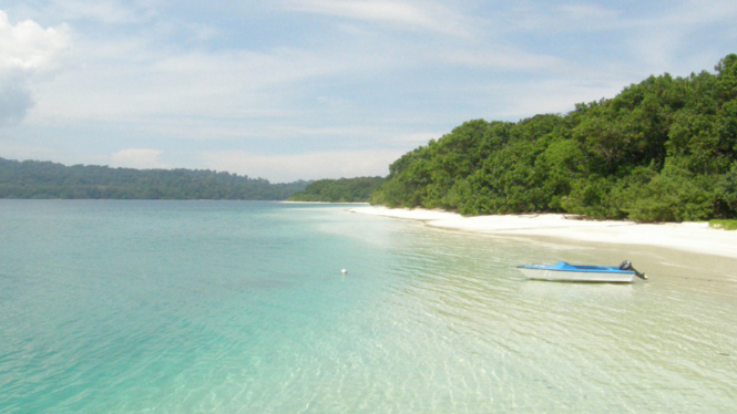 Saat sampai di Pulau Peucang, wisatawan akan disambut dengan hamparan pasir putih dan air laut yang biru dan jernih.