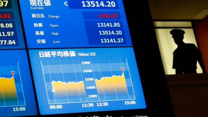 Papan elektronik perdagangan saham di Bursa Efek Tokyo.