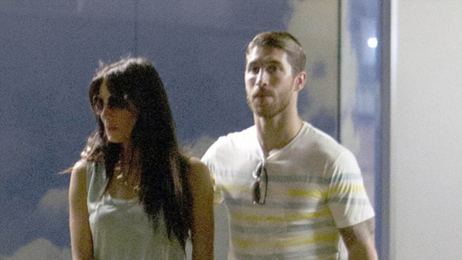 Sergio Ramos (kanan) dan kekasihnya, Pilar Rubio 