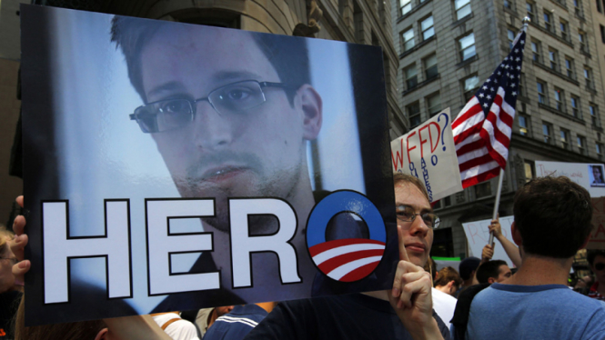 Demo Dukungan bagi Edward Snowden