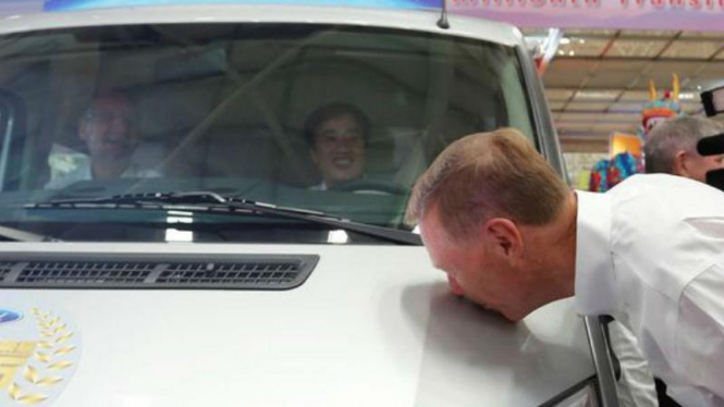 CEO Ford Alan Mulally mencium mobil di China