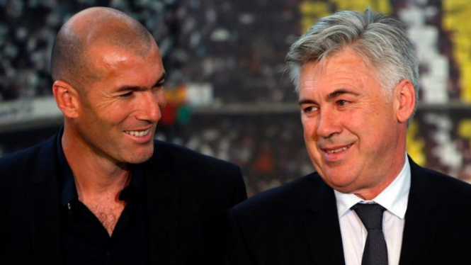 Pelatih Real Madrid, Carlo Ancelotti (kanan), bersama Zinedine Zidane.