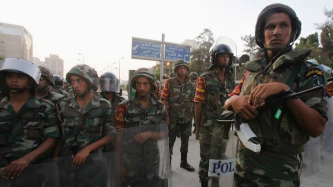 Pasukan Mesir berjaga-jaga hadapi demonstran di Kairo