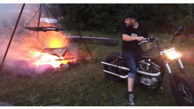 Atraksi Harley Davidson nyalakan api unggun