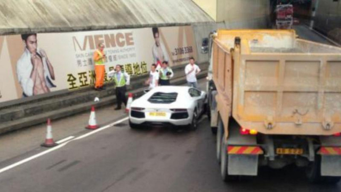 Lamborghini Aventador mengalami kecelakaan di China