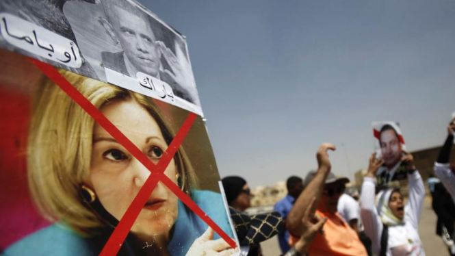 Demonstran di Kairo Mesir pasang foto Presiden AS dan Dubesnya Anne Patterson