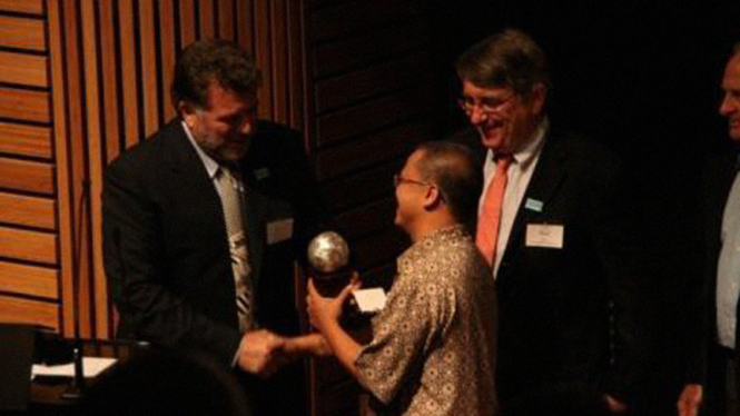 Irman Meilandi menerima penghargaan seacology prize