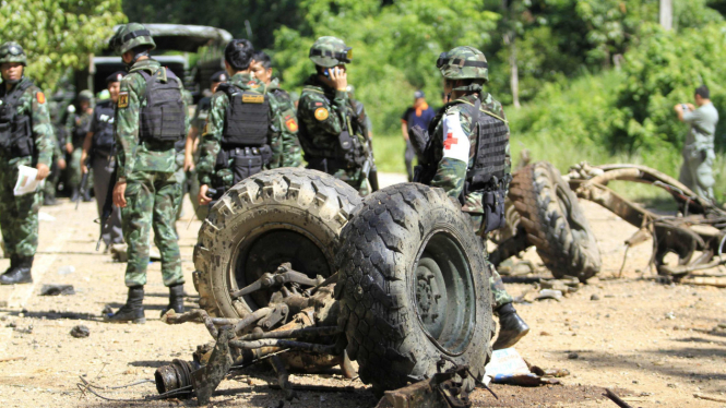 Personel kemanan mengcek truk militer di Thailand