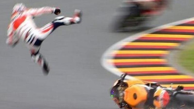 Pembalap Honda, Dani Pedrosa, saat terjatuh dari motornya