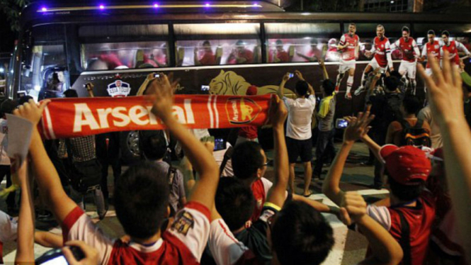 Pasukan Arsene Wenger tiba di Vietnam