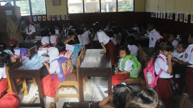 Sekolah Hari Pertama Siswa SD di Tahun Ajaran Baru 2013/2014