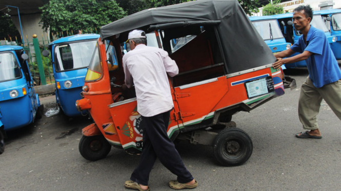 Peluncuran Bajaj 4 tak 