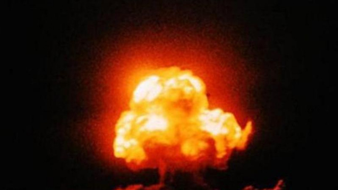 Ledakan bom atom Proyek Manhattan di New Mexico, AS, 16 Juli 1945