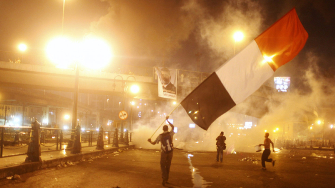 pendukung presiden Mursi bentrok dengan polisi