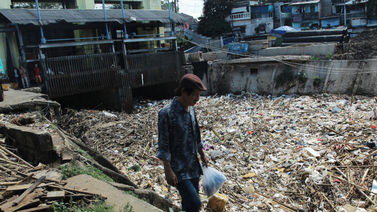 Foto Desember Buang Sampah Sembarangan Di Dki Denda Rp Ribu