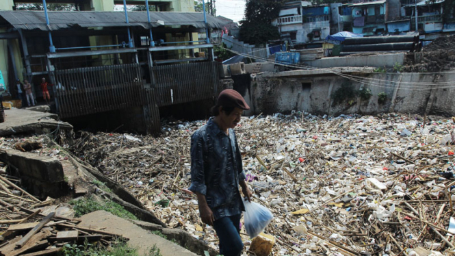 Tumpukan Sampah di Pintu Air Manggarai