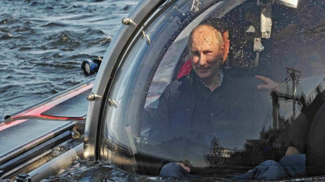 Vladimir Putin mengemudikan kapal selam.