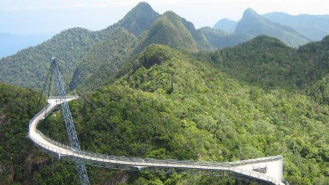 Langkawi Sky Bridge memiliki panjang 125 meter.