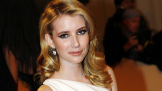 Artis Cantik Emma Roberts Senang Pakai Baju Rp13 Ribu