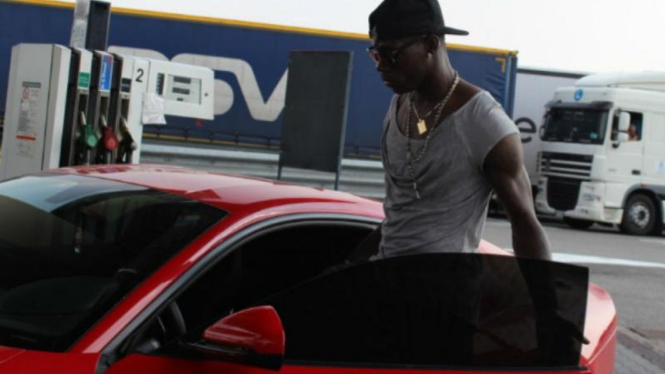 Mario Balotelli mengendarai Ferrari F12 Berlinetta