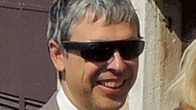 Pendiri Google Larry Page menggunakan Google Glass.