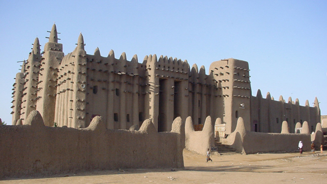Masjid Agung Djenne berlokasi di Afrika Barat.