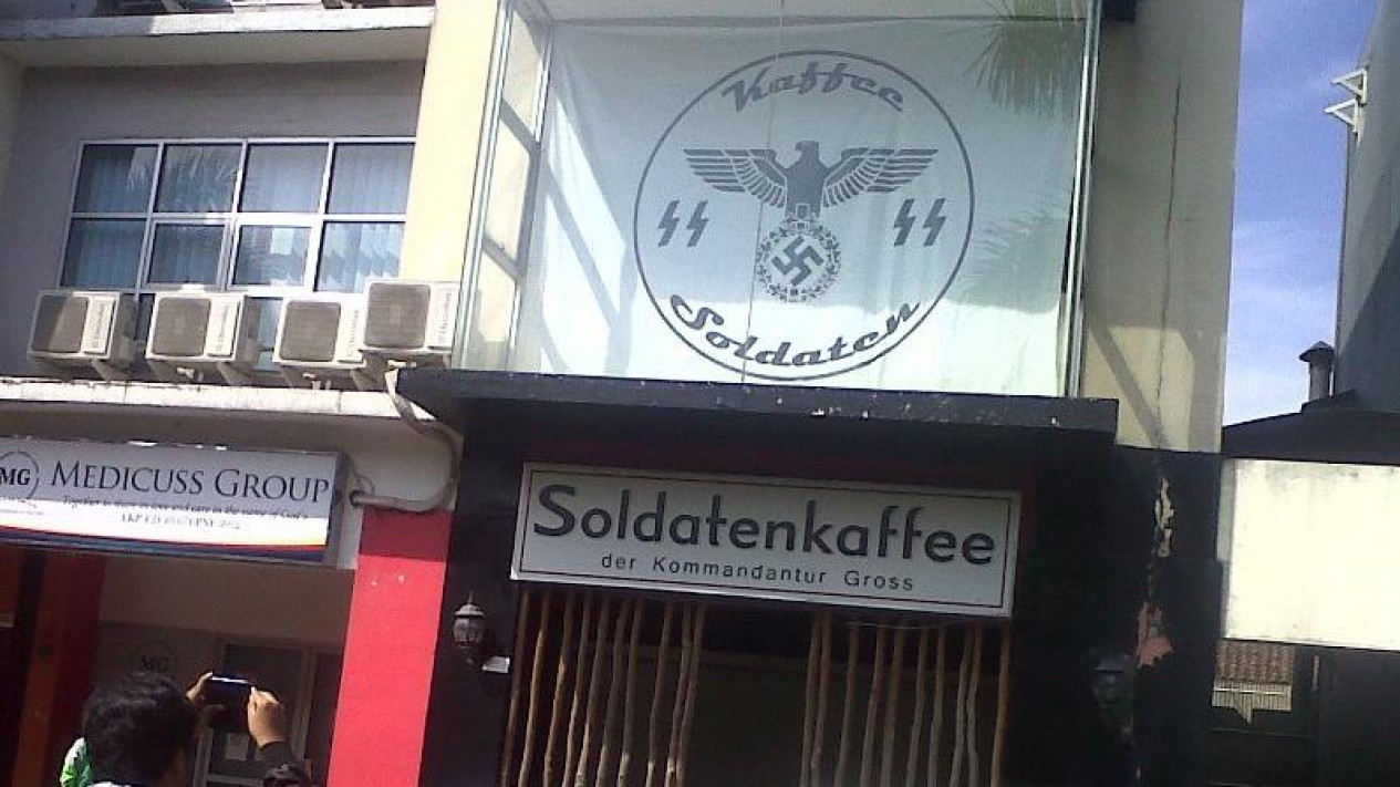 Foto Ramai Diberitakan, Pemilik Kafe Dan Karyawan 'Nazi' Menganggur